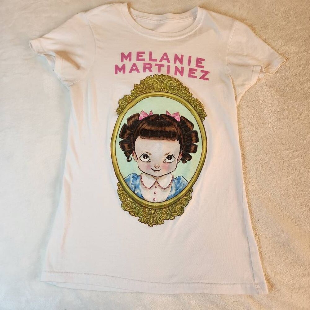 Melanie Martinez White Graphic Tshirt Size Small